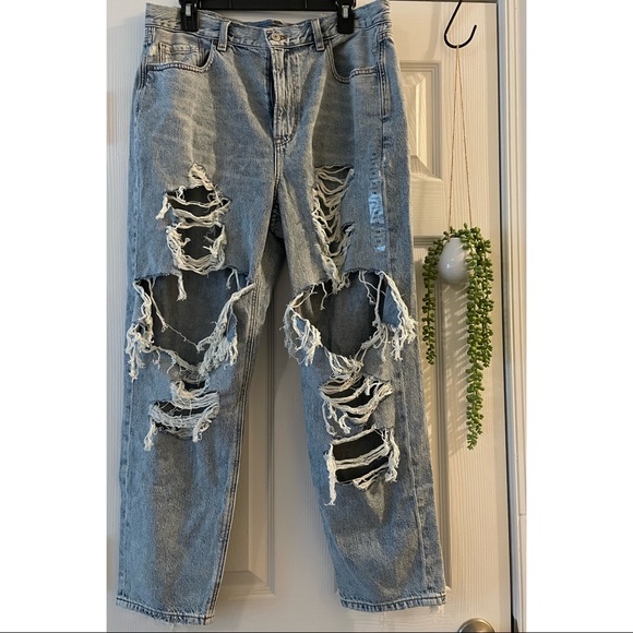 AE Ripped Mom Jean - Picture 2 of 4